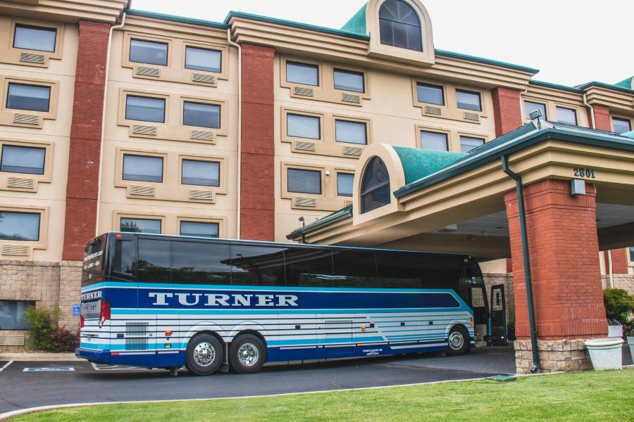 Turner Coach arriving to Holiday Inn Express hotel in Branson MO