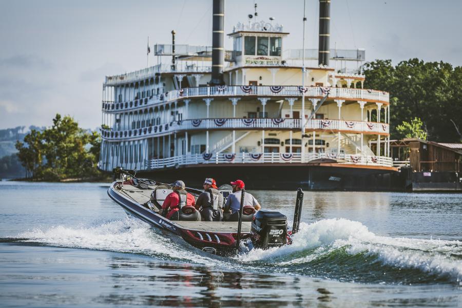 Boat_Showboat_Lake