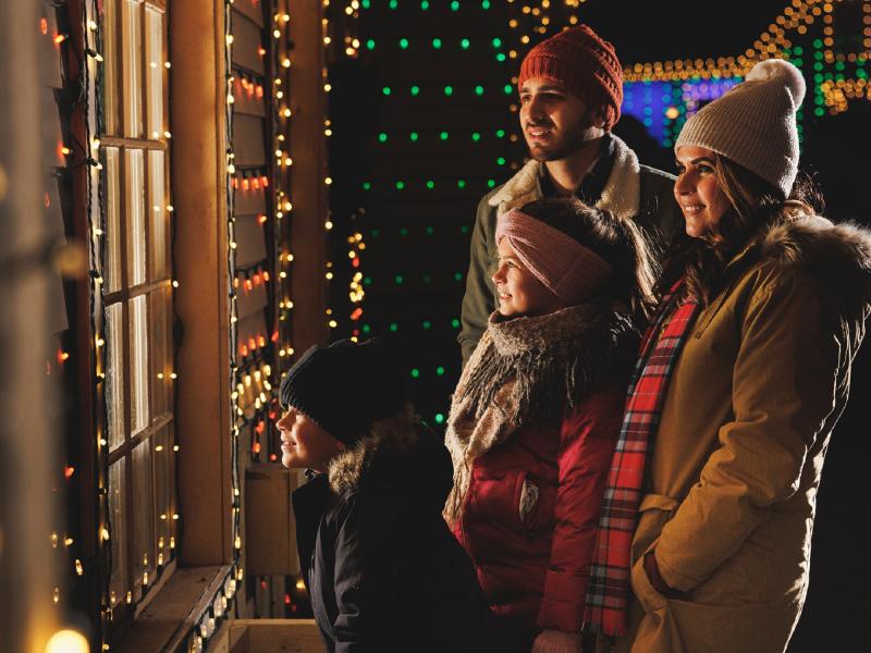 SDC _Silver_Dollar_City_Christmas_Family_Winter