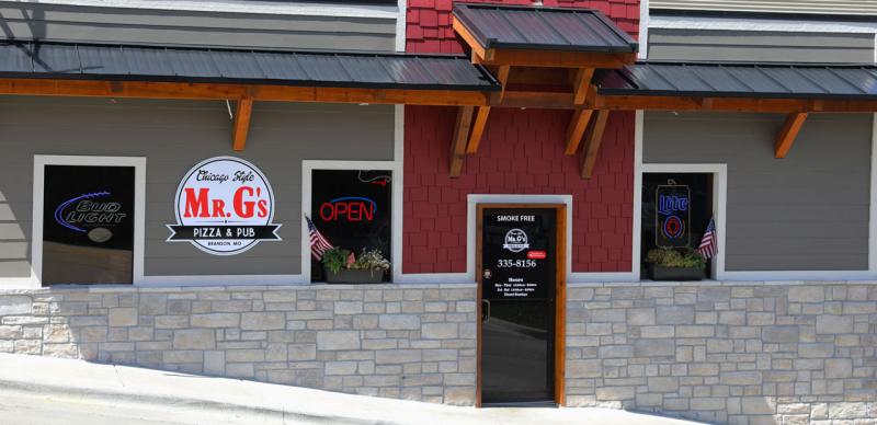 Storefront of a pizza restaurant and bar in Downtown Branson.